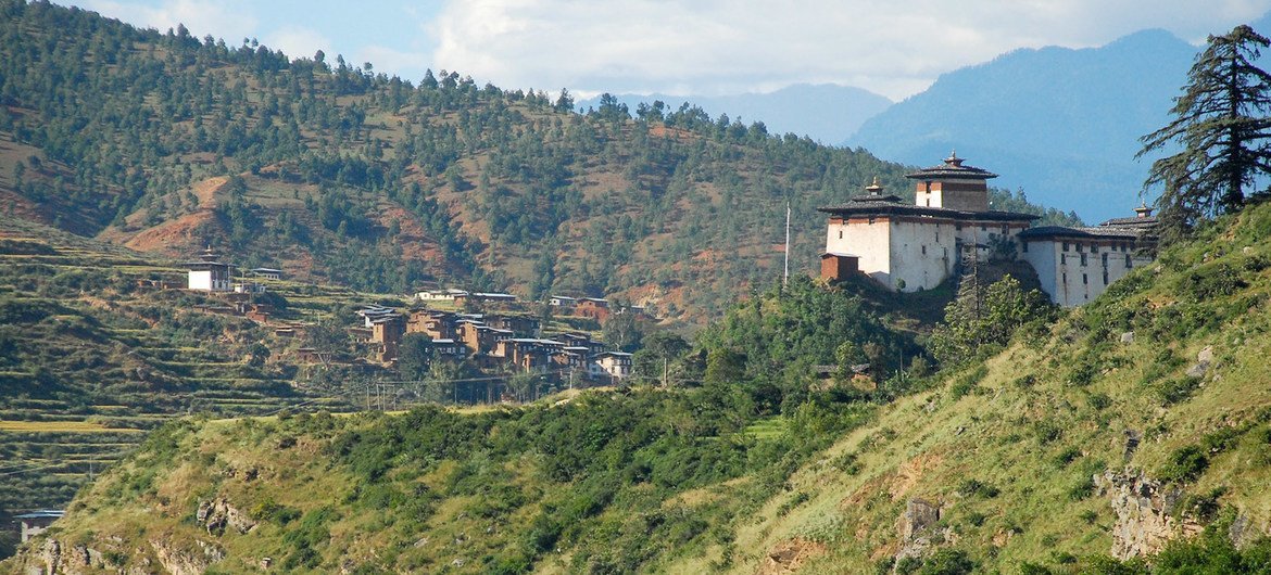 Mange mennesker bor i avsidesliggende områder i Bhutan.