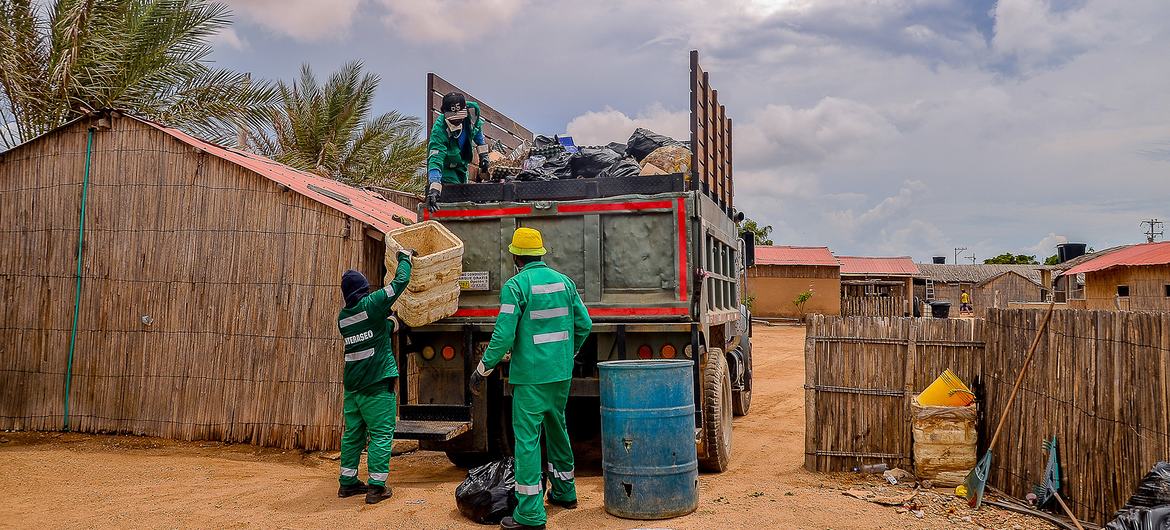 Los hombres de la comunidad en el Cabo de la Vela se han unido al proyecto de reciclaje y manejan el camión recolector de basura.