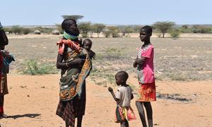 Residentes del condado de Turkana, en Kenya, donde sus habitantes sufren las consecuencias de la sequía y la inseguridad alimentaria.
