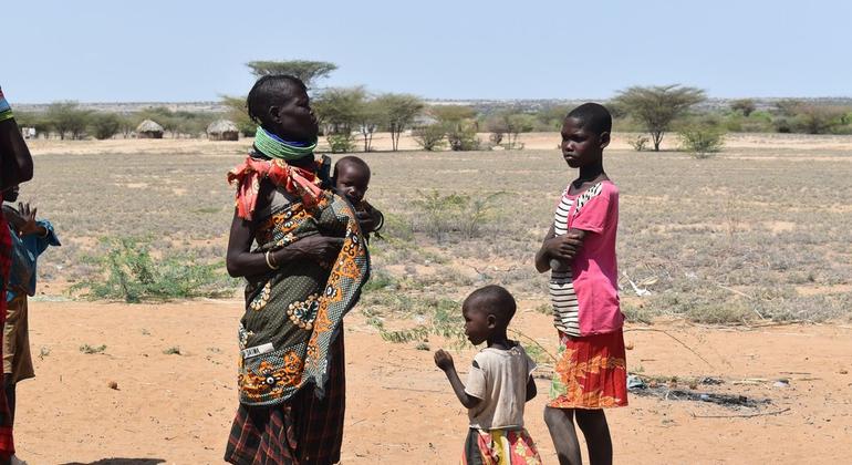 Residentes del condado de Turkana, en Kenya, donde sus habitantes sufren las consecuencias de la sequía y la inseguridad alimentaria.