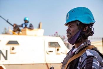 联合国警察在马里中部的莫普蒂地区巡逻。