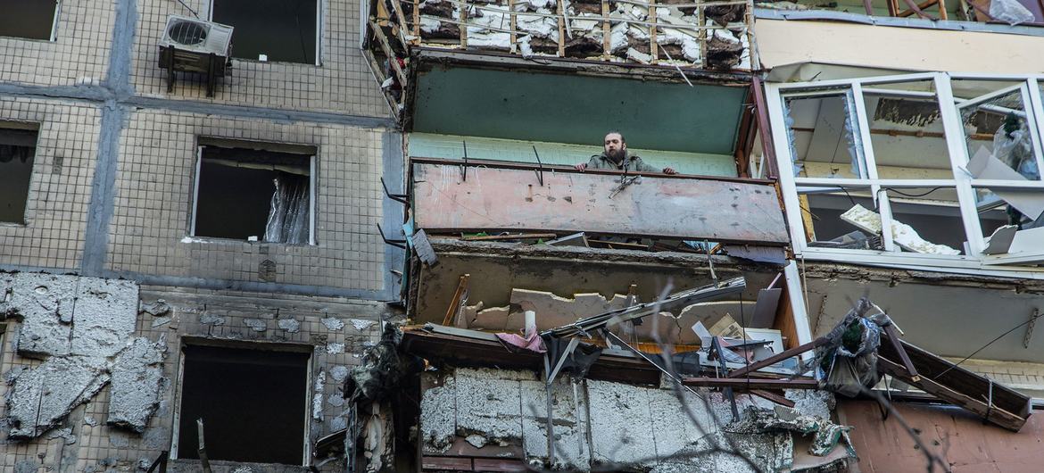 مبنى سكني دمره القصف في منطقة أوبولون في مدينة كييف الأوكرانية.