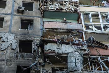 Разрушенный в результате обстрела жилой дом в Оболонском районе Киева.