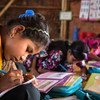 Meninas estudam em assentamento de refugiados em Cox's Bazar, no Bangladesh
