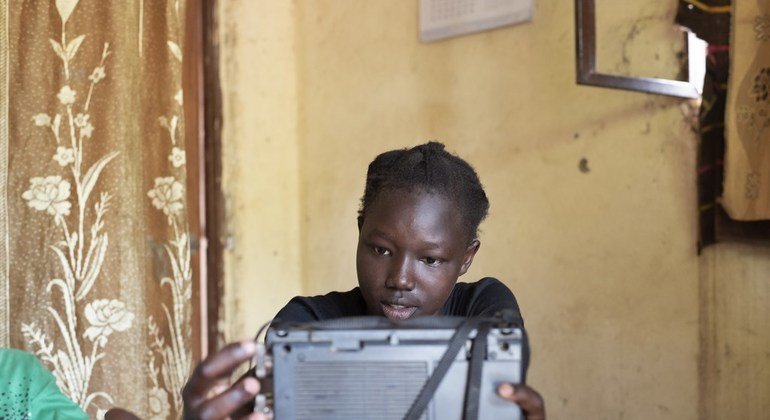 Une jeune fille de 14 ans suit des cours d'anglais et de sciences à Juba, la capitale du Soudan du Sud.