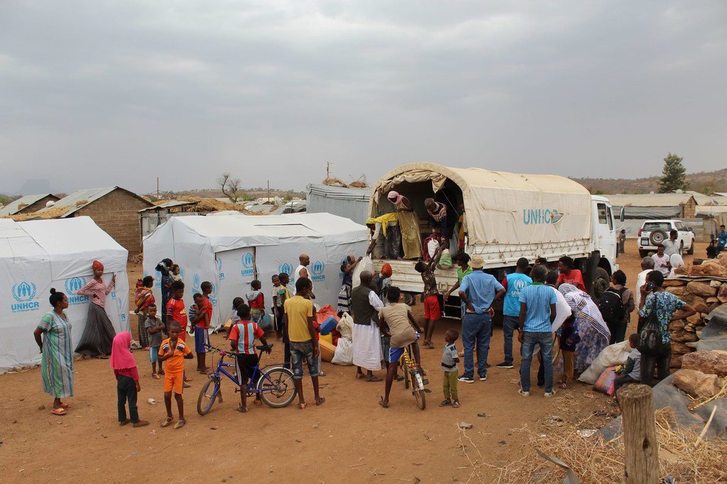Les réfugiés érythréens dans la région du Tigré en Éthiopie sont amenés ailleurs pour leur propre sécurité.