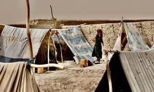 अफ़ग़ानिस्तान के उत्तरी हिस्से में बदतर होती संघर्ष स्थिति ने हज़ारों लोगों को अपने घरों से विस्थापित होकर, अस्थाई शिविरों में रहने को मजबूर किया है.