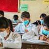 Les élèves d'une école au Cambodge étudient malgré la pandémie de COVID-19.