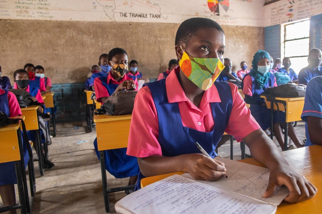 Au Malawi, certains élèves sont retournés à l'école pendant la pandémie de COVID-19.