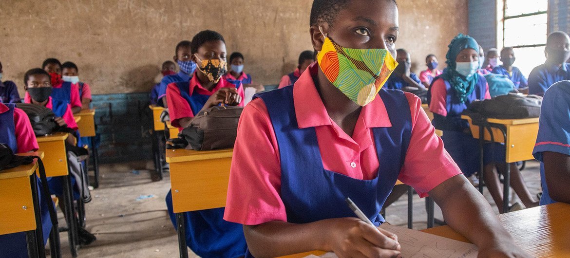 في ملاوي، عاد بعض الطلاب إلى المدرسة خلال جائحة كوفيد-19.