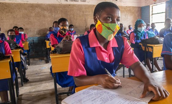 马拉维的一些学生在新冠大流行期间重返校园。