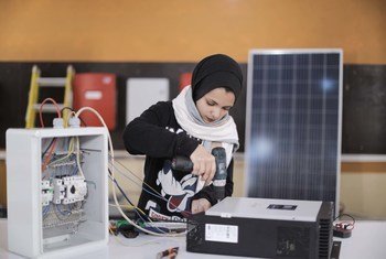 غادة كريم، لاجئة فلسطينية، تتلقى تدريبا مهنيا على تركيب وتشغيل وصيانة وبرمجة أنظمة الطاقة الشمسية الكهروضوئية في GTC.