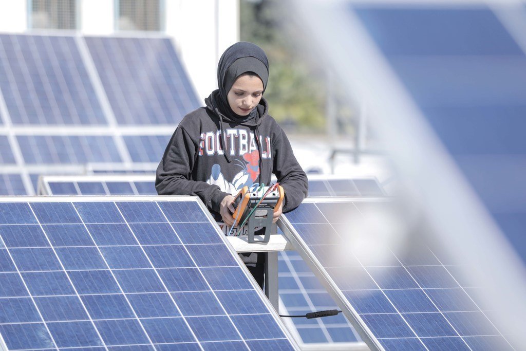 غادة كريم، لاجئة فلسطينية، تتلقى تدريبا مهنيا على تركيب وتشغيل وصيانة وبرمجة أنظمة الطاقة الشمسية الكهروضوئية في GTC.
