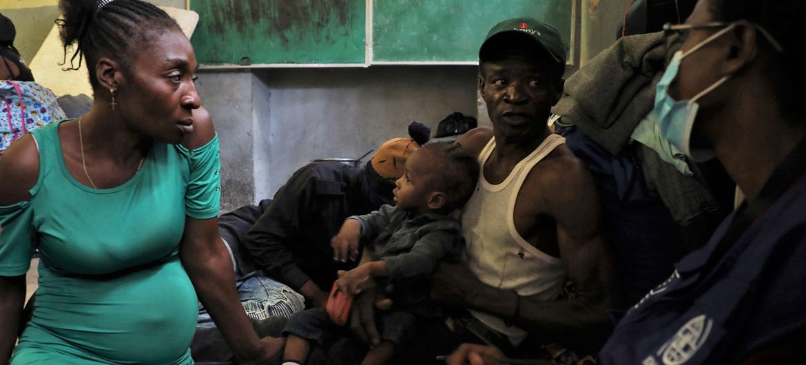 2022年初，联合国帮助海地太子港因帮派暴力而流离失所的人们重新安置。