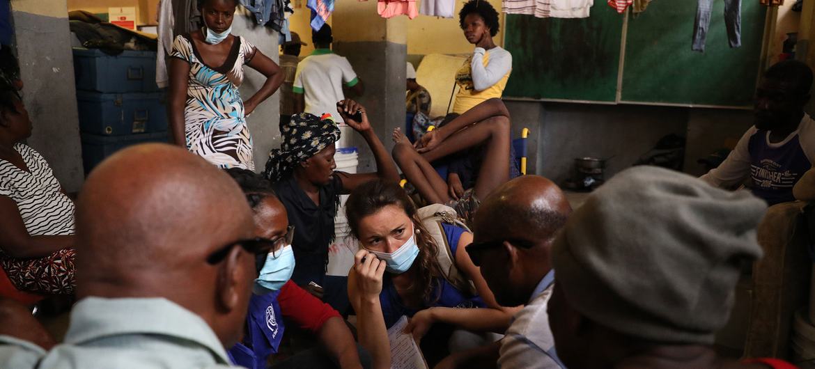 Las personas desplazadas por la violencia de las pandillas en Port-au-Prince, Haití, reciben apoyo de la ONU.  (expediente)
