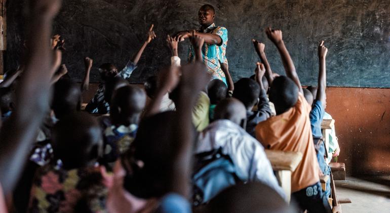 Bwana Basile ni akiwa darasani akifundisha wanafunzi somo kuhusu stahmala na kupinga ghasia kwenye shule moja huko Bangui, mji mkuu wa Jamhuri ya Afrika ya Kati, CAR.