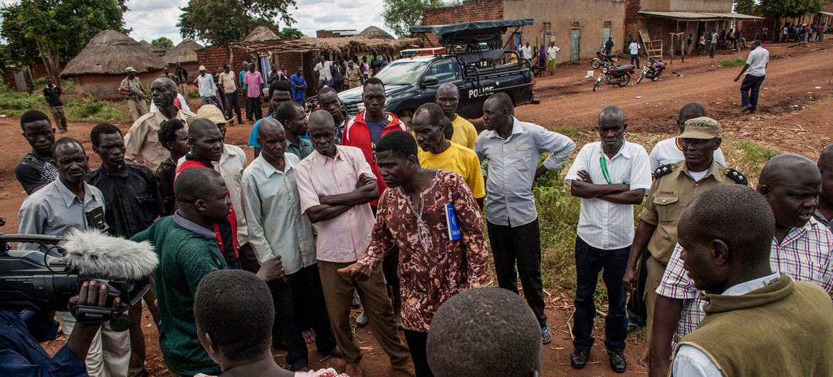 Okello (au centre), chef de communauté dans le nord de l’Ouganda.