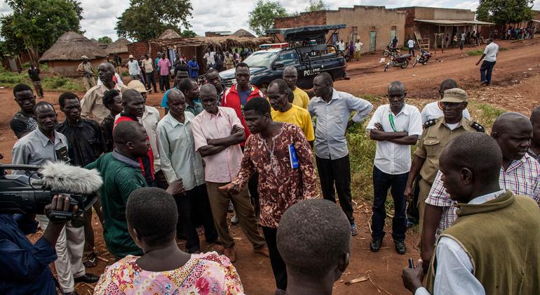 На фото: собрание сельской общины на севере Уганды.