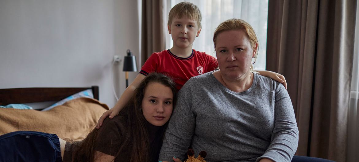 وجدت عائلة فرت من منزلها في منطقة أوديسا بأوكرانيا مأوى لها في عنبر جامعي سابق في تشيسيناو، بمولدوفا.