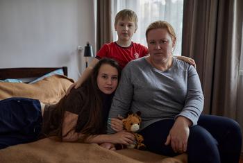 وجدت عائلة فرت من منزلها في منطقة أوديسا بأوكرانيا مأوى لها في عنبر جامعي سابق في تشيسيناو، بمولدوفا.