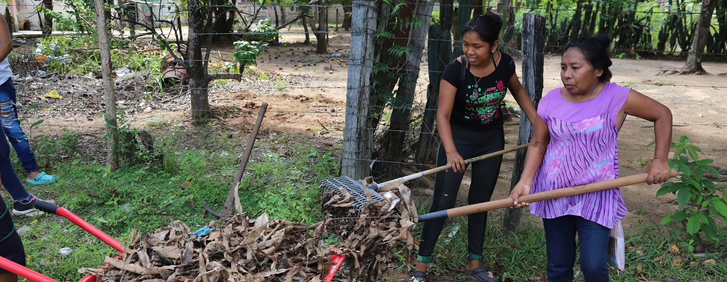 Mujeres indígena en Río Negro preparan la tierra para cultivarla.