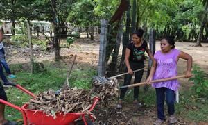 Mujeres indígena en Río Negro preparan la tierra para cultivarla.