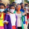 Des écoliers portant un masque pour se protéger de la Covid-19 à Madagascar.