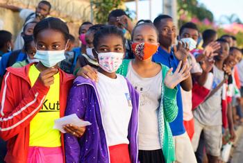 Des écoliers portant un masque pour se protéger de la Covid-19 à Madagascar.