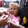 Una niña recibe una vacuna de la hepatitis B durante una campaña de inmunización en Venezuela