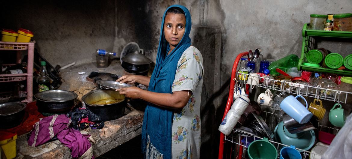 Los habitantes de Sri Lanka se esfuerzan por satisfacer sus necesidades de alimentación y nutrición ante la escasez y el aumento de los precios de los alimentos y el combustible