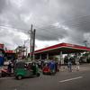 श्रीलंका में भारी आर्थिक उथल-पुथल के बीच, ईंधन की भी भारी क़िल्लत है. (जुलाई 2022)