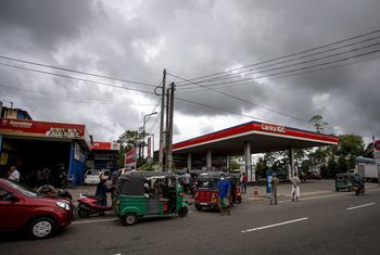 由于遭受经济动荡，斯里兰卡正面临着令人难以置信的燃料短缺。