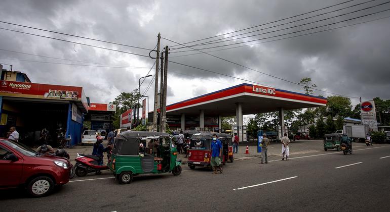 श्रीलंका में भारी आर्थिक उथल-पुथल के बीच, ईंधन की भी भारी क़िल्लत है. (जुलाई 2022)