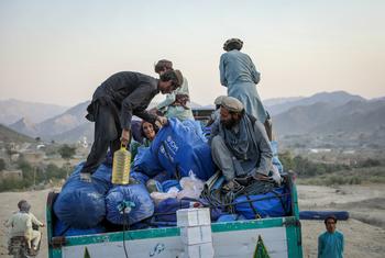 Афганцы собирают предоставленные МОМ временные убежища.