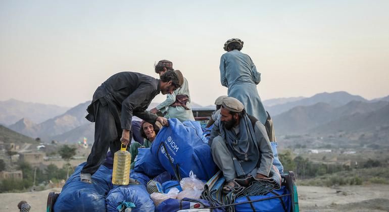Афганцы собирают предоставленные МОМ временные убежища.