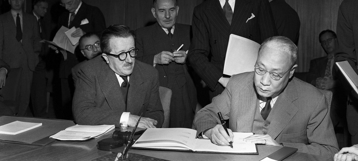 Diecisiete Estados miembros de la ONU firmaron los protocolos para enmendar los Convenios de Ginebra de 1921, 1923 y 1933 como paso previo a la redacción y adopción de los Convenios de 1949.