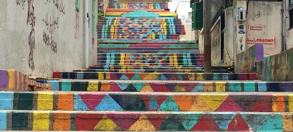 Разноцветная лестница в старом районе Бейрута Мар-Михаэль 