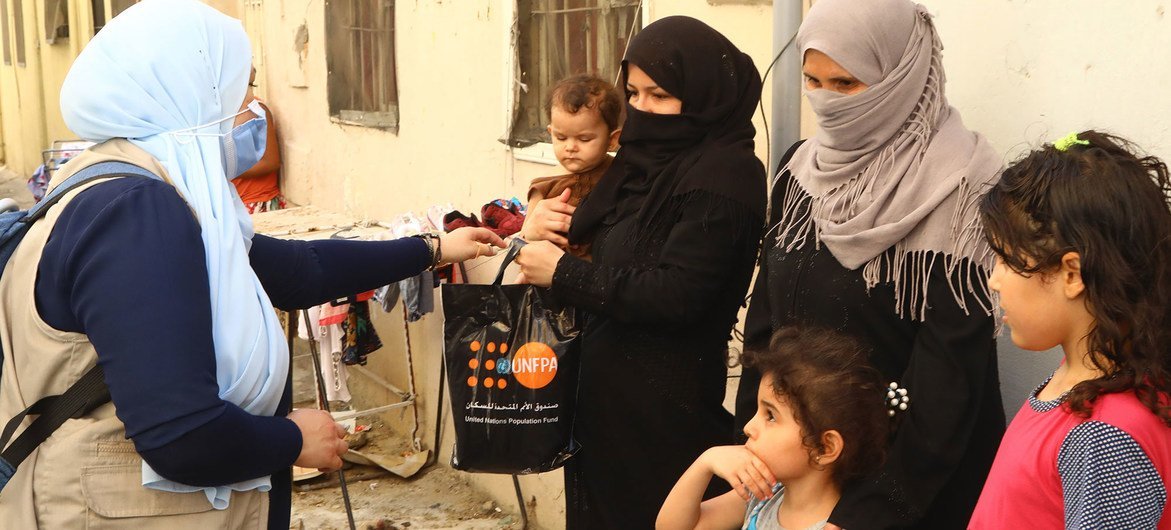 El personal humanitario de la ONU distribuye ayuda a las familias en Beirut.