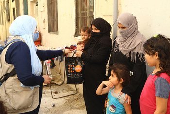 El personal humanitario de la ONU distribuye ayuda a las familias en Beirut.