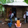 En Haïti, une équipe de l'UNICEF rend visite à une famille dans la petite ville de Dame-Marie, dans le département de Grand'Anse, pour sensibiliser à la Covid-19.
