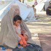 أم وطفلها  في مخيم حجي للنازحين داخليا في قندهار بأفغانستان.
