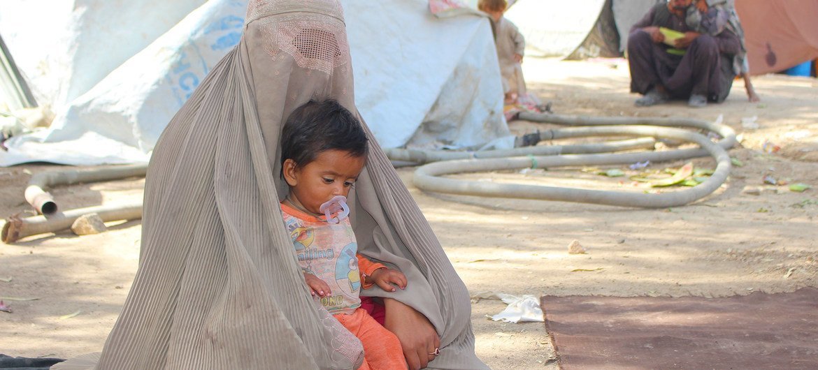 Une mère et son enfant dans le camp de déplacés de Haji à Kandahar, en Afghanistan.