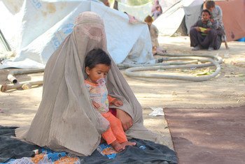 阿富汗坎大哈哈吉境内流离失所者营地的一位母亲和她的孩子。