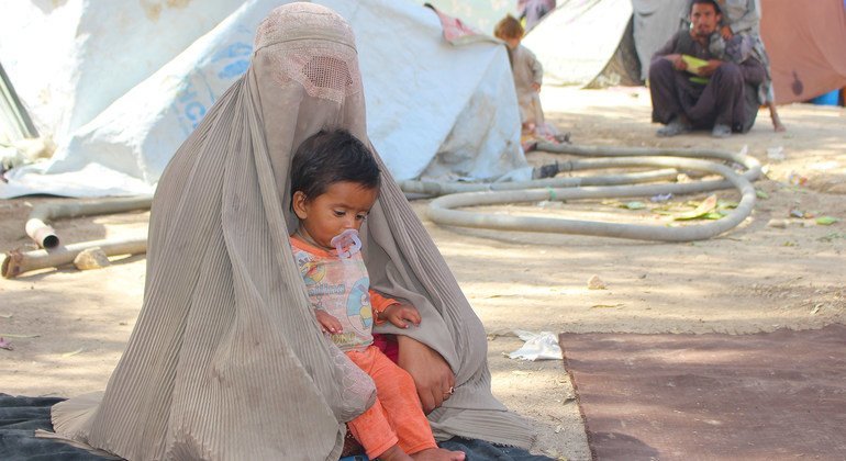 Une mère et son enfant dans le camp de déplacés de Haji à Kandahar, en Afghanistan.