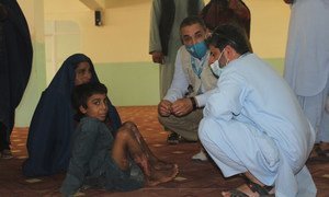 一位母亲和她的儿子在他们的家遭受袭击时被严重烧伤，他们在阿富汗坎大哈的一个境内流离失所者营地寻求庇护。