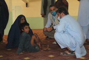 अफ़ग़ानिस्तान के कन्दाहार में, देश के भीतर ही विस्थापित हुए लोगों के लिये बनाए गए हाजी शिविर में एक माँ और उसका बच्चा. ये लोग उनके घर पर हुए हमलों में ज़ख़्मी हो गए थे.