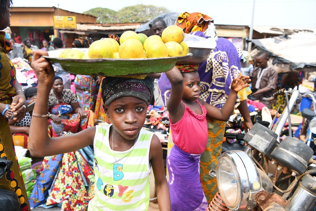 Des enfants travaillant dans un marché à Korhogo, dans le nord-ouest de la Côte d'Ivoire (photo d'archives).