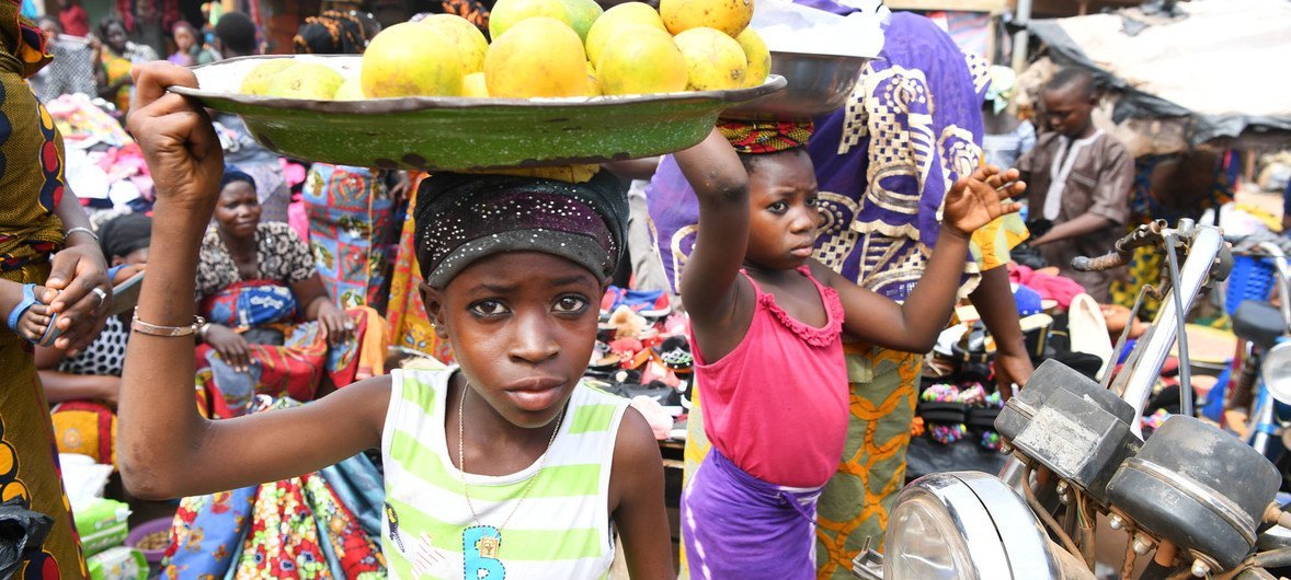 Children working at the market in the town of Korhogo, in the North West of Côte d’Ivoire. (2017)