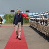 Le Secrétaire général adjoint des Nations Unies pour les opérations de paix, Jean-Pierre Lacroix, inspecte une garde d'honneur fournie par les soldats de la paix chinois à Juba, au Soudan du Sud