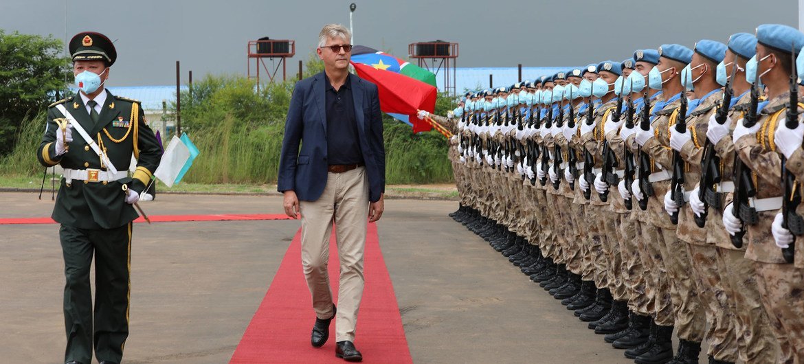 Le Secrétaire général adjoint des Nations Unies pour les opérations de paix, Jean-Pierre Lacroix, inspecte une garde d'honneur fournie par les soldats de la paix chinois à Juba, au Soudan du Sud